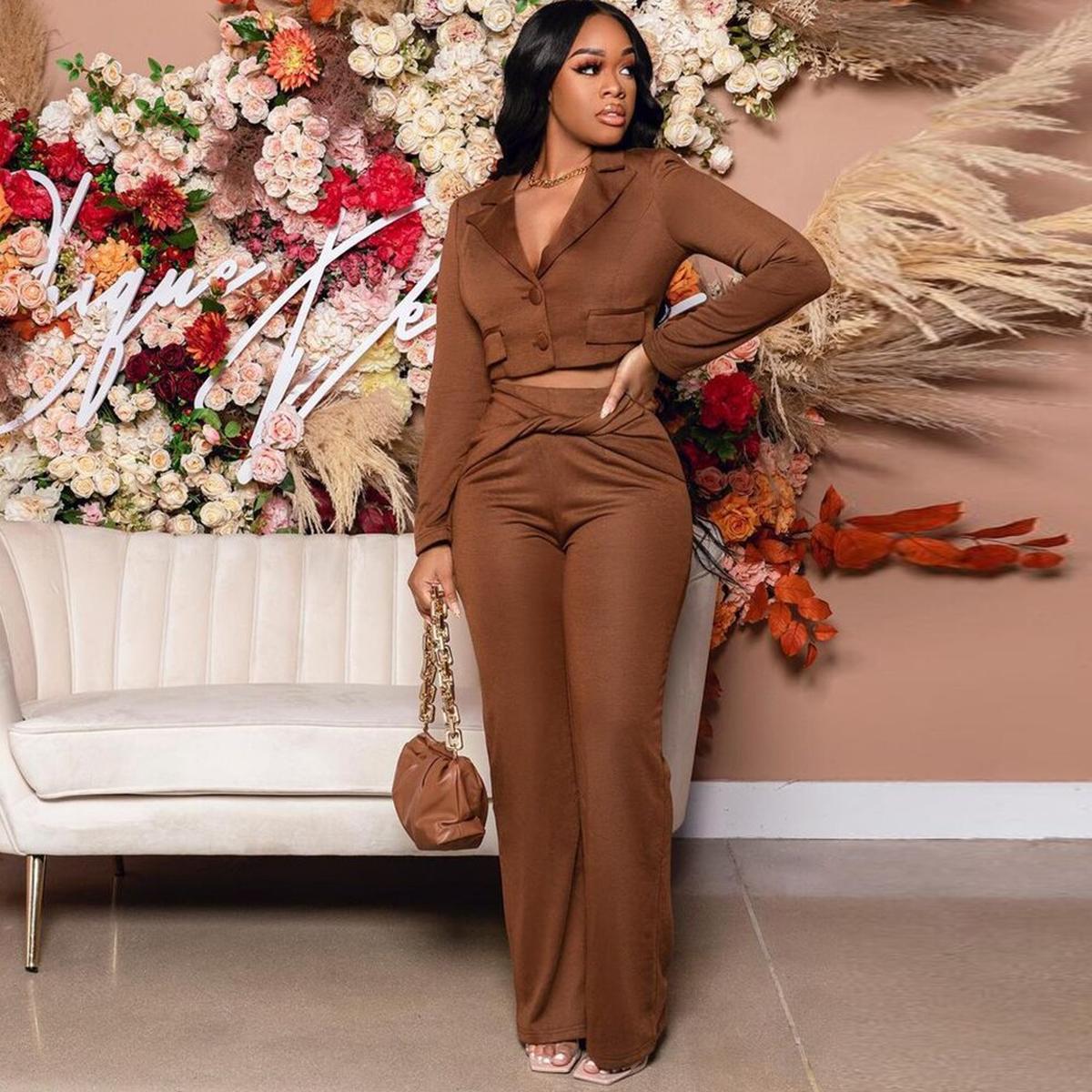 Dames Getailleerde Twee Delige Business Set Met Klassieke Revers