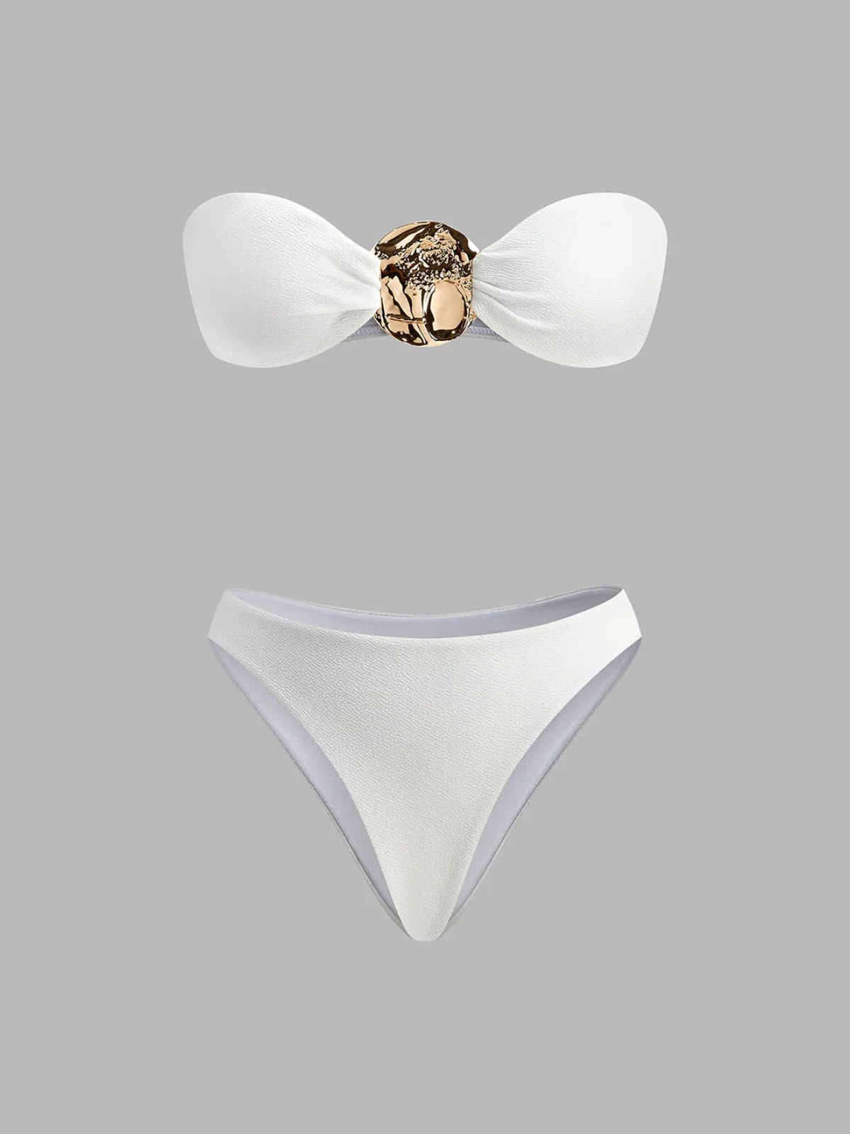 Drie-delige Bikini Set met Gouden Accenten en Cover-Up