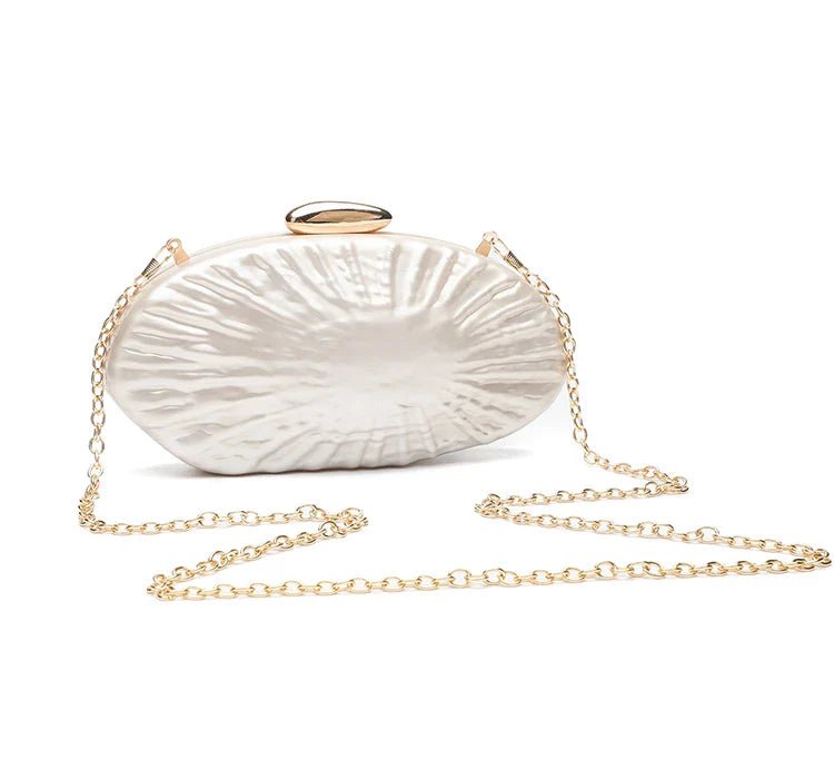 Parelwitte clutch met gouden ketting