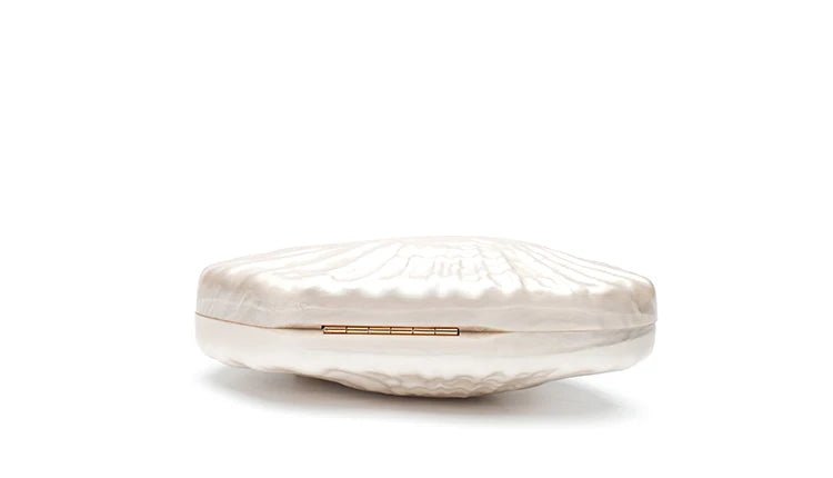 Parelwitte clutch met gouden ketting