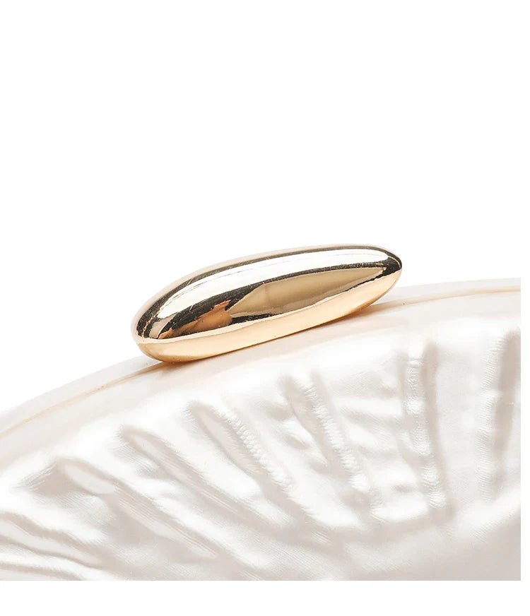 Parelwitte clutch met gouden ketting