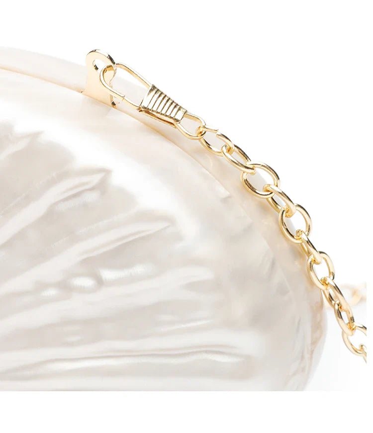 Parelwitte clutch met gouden ketting