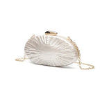 Parelwitte clutch met gouden ketting