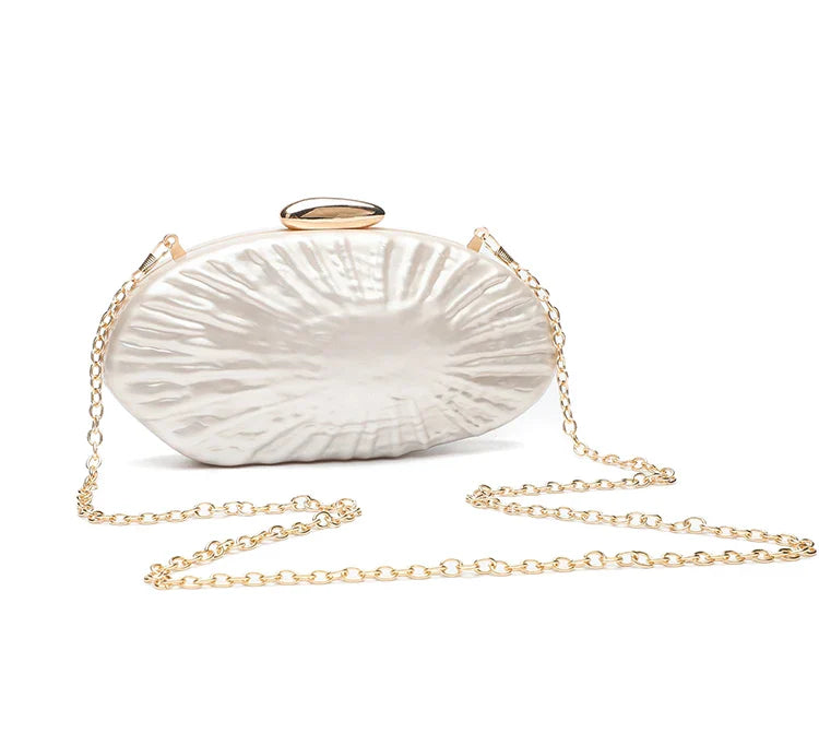 Parelwitte clutch met gouden ketting