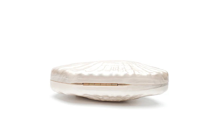 Parelwitte clutch met gouden ketting