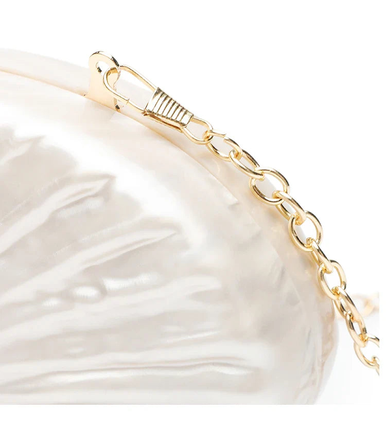 Parelwitte clutch met gouden ketting