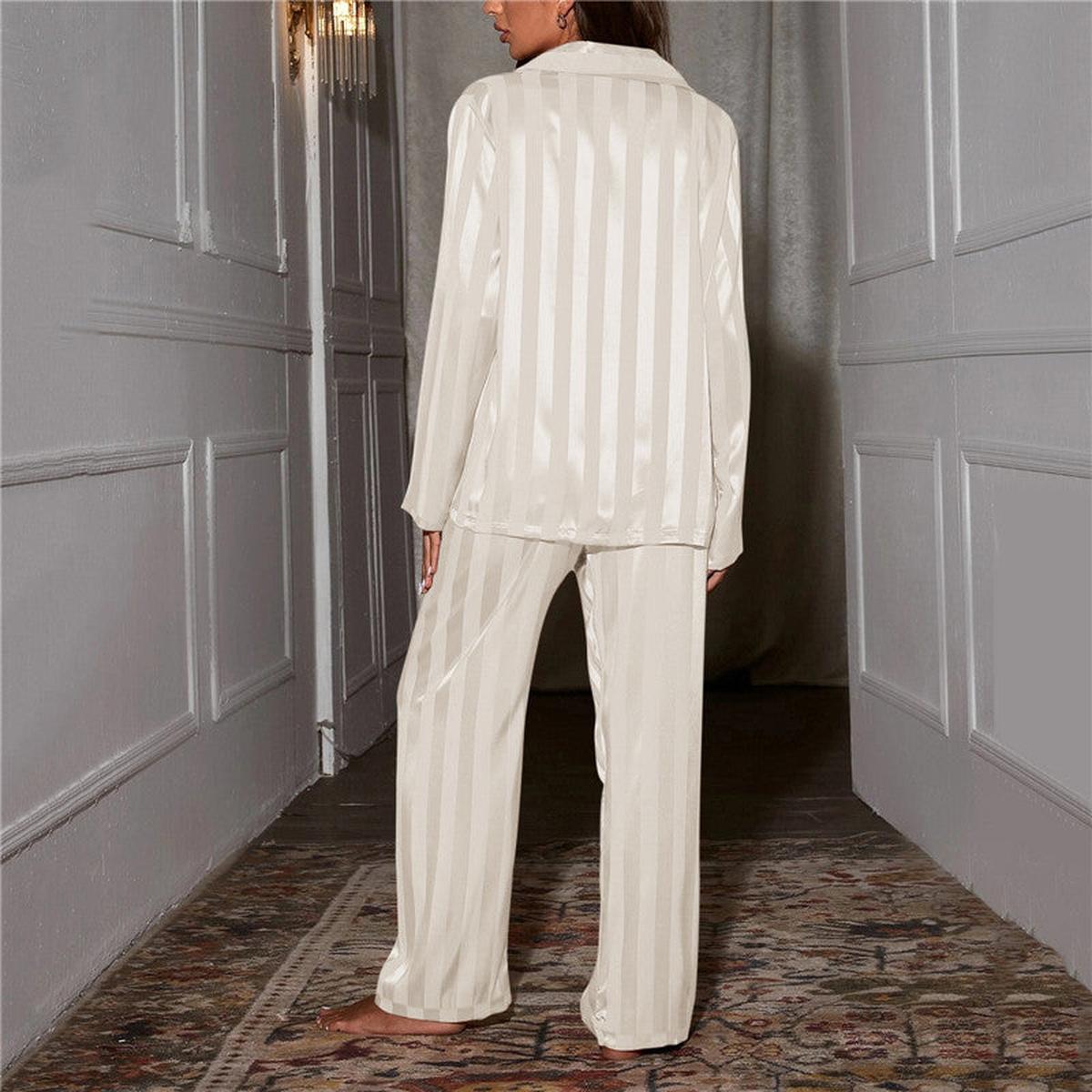 Satijnen Pyjama Set Voor Vrouwen Met Relaxte Pasvorm En Borstzak