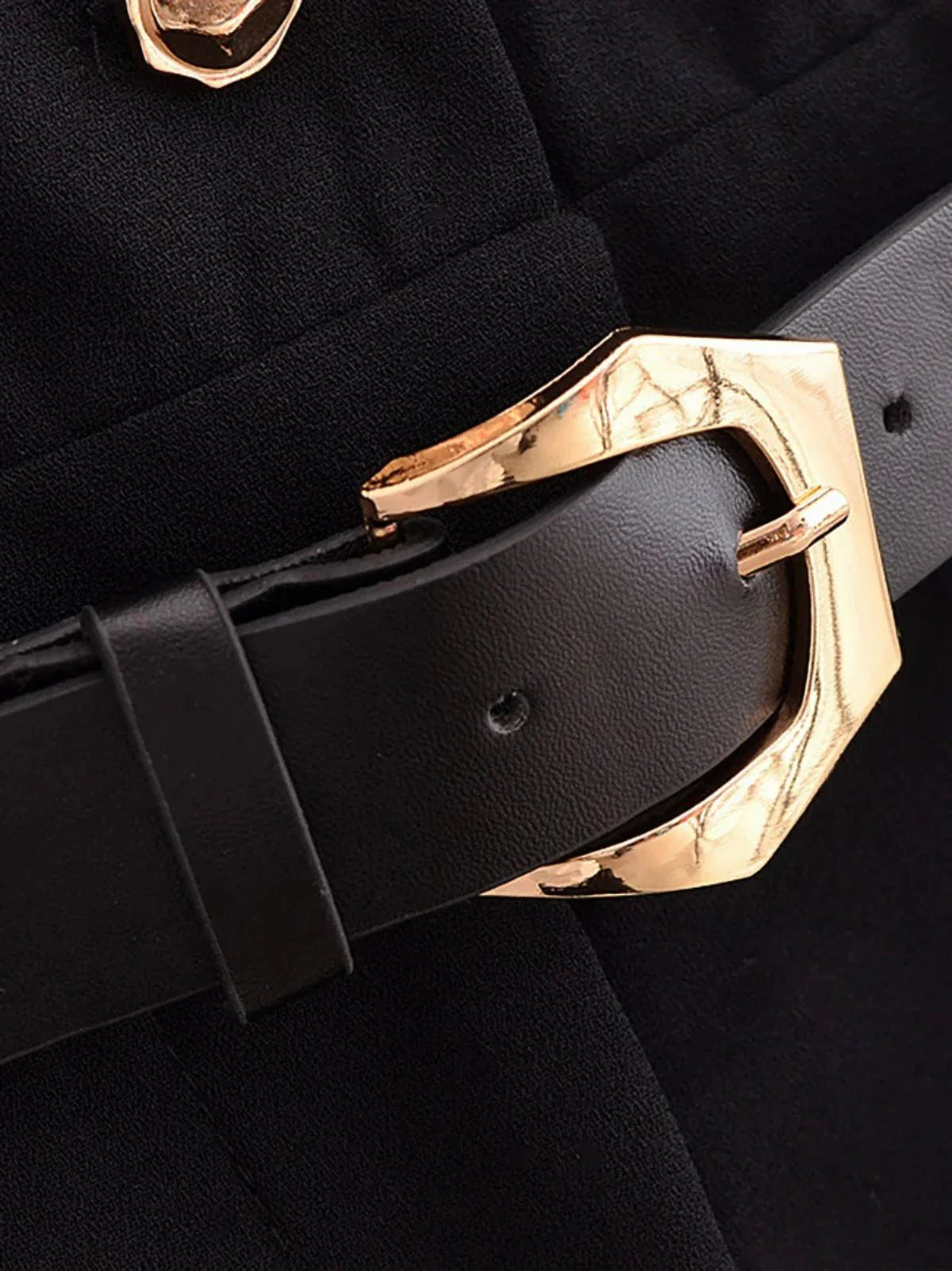 Gouden Knoopdetail Mini Jumpsuit met Taille Riem - Harlett